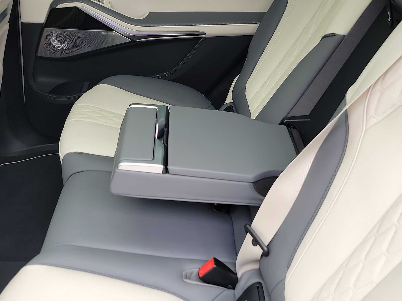 2025 BMW X7 ALPINA XB7