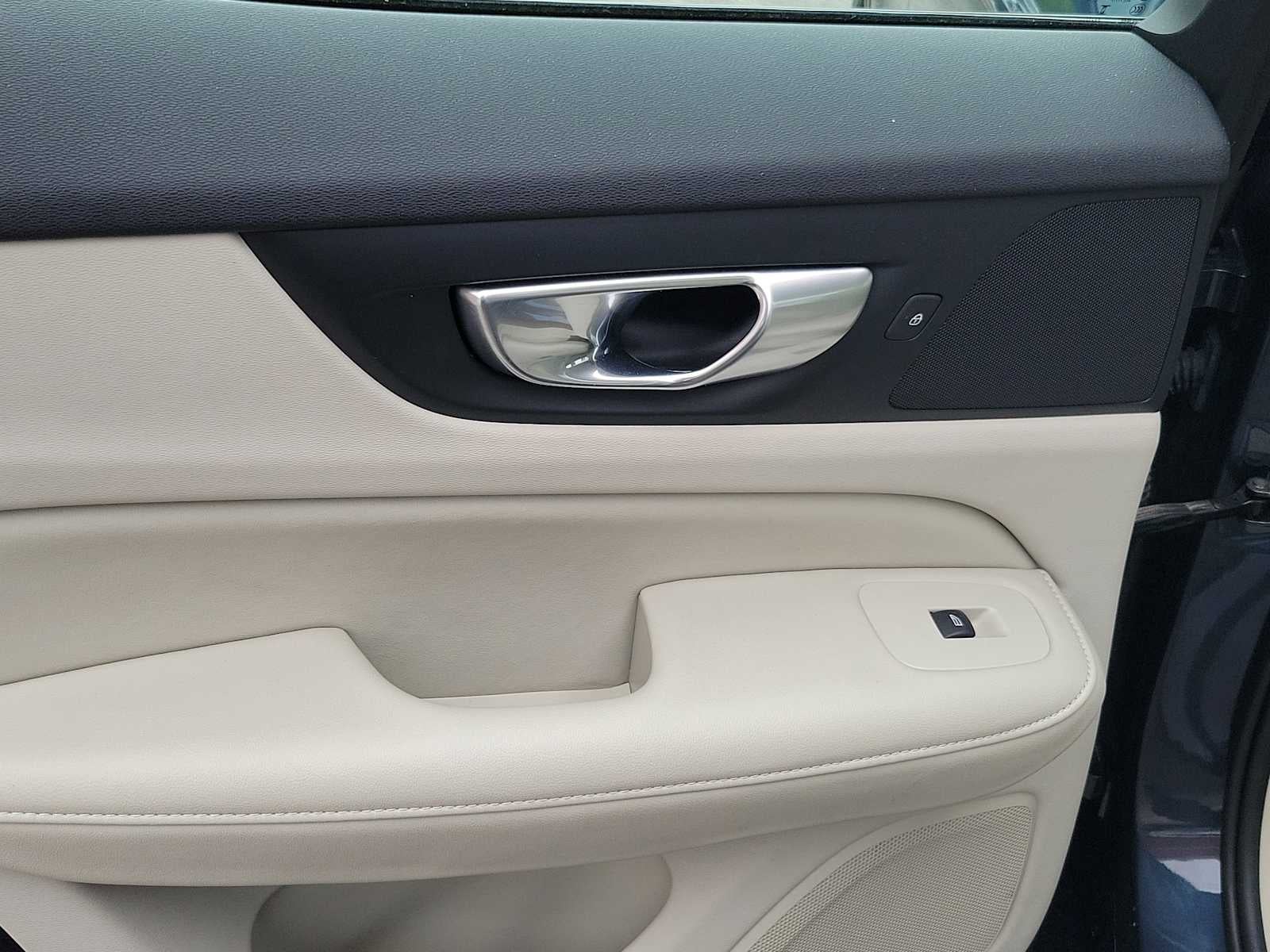 2024 Volvo S60 Plus Dark Theme