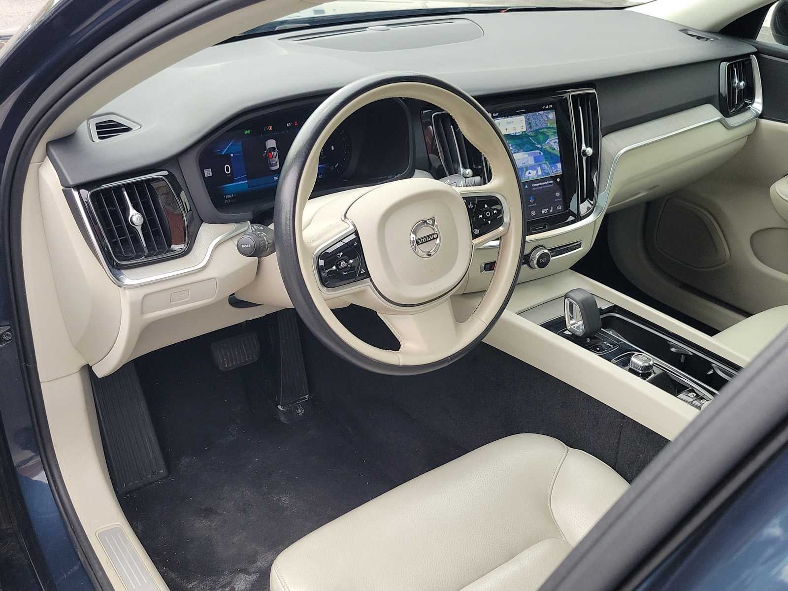 2024 Volvo S60 Plus Dark Theme
