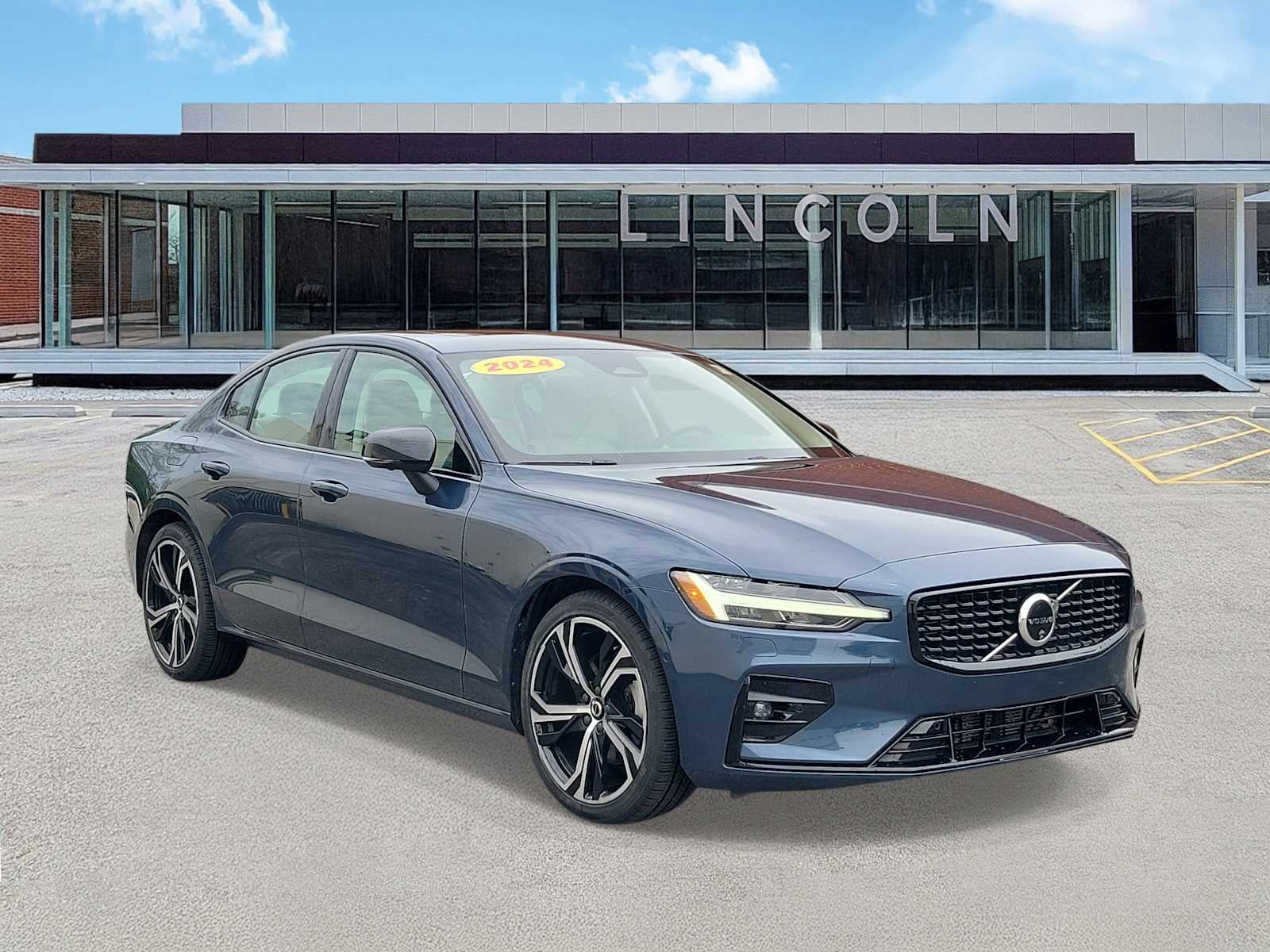 2024 Volvo S60 Plus Dark Theme