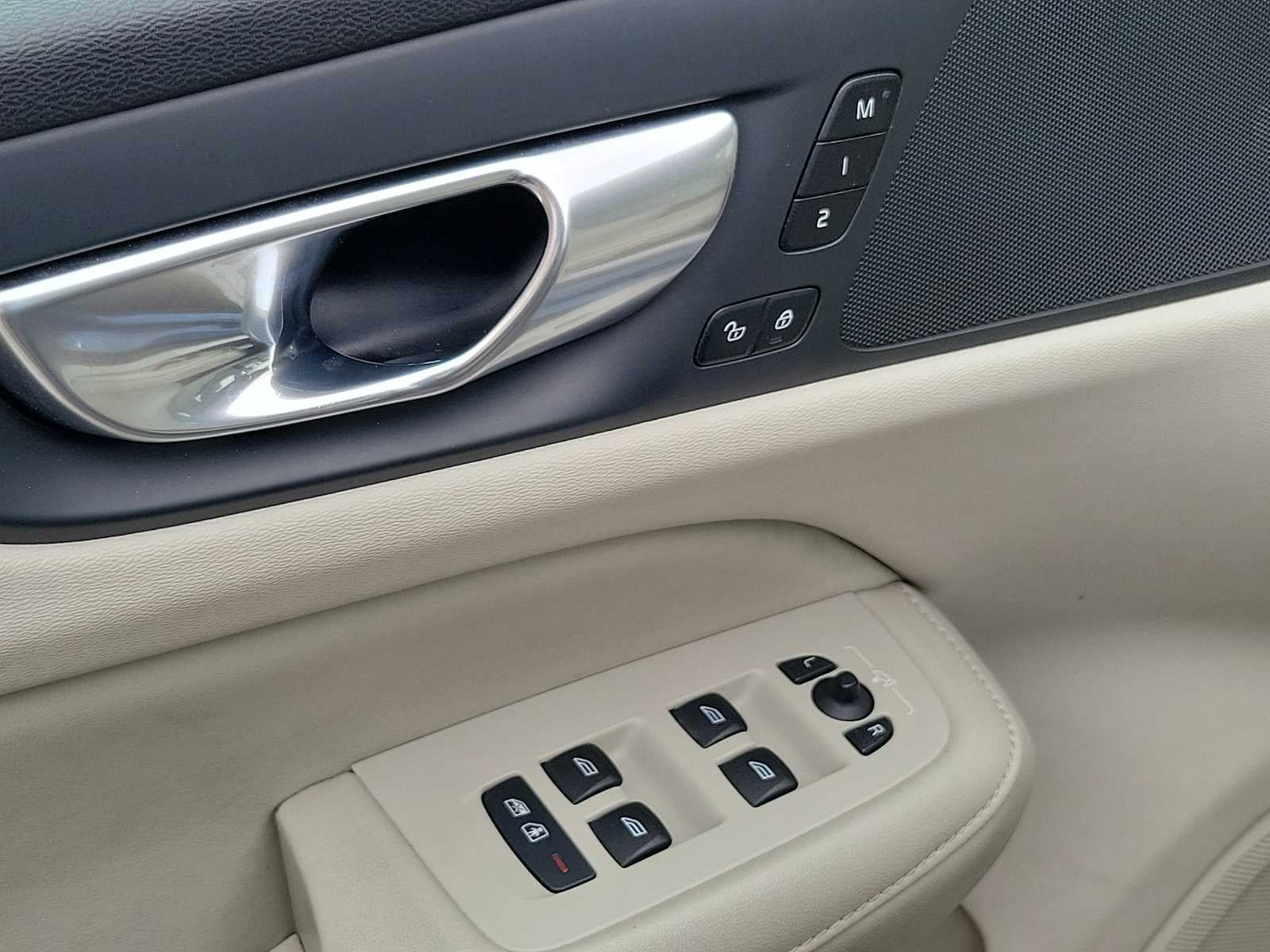 2024 Volvo S60 Plus Dark Theme