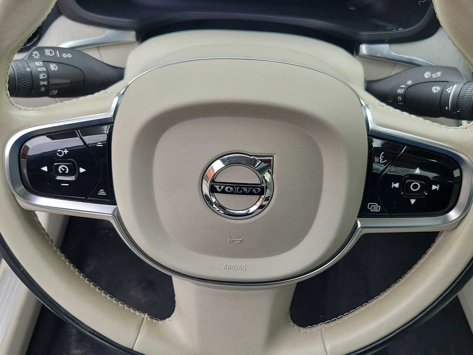 2024 Volvo S60 Plus Dark Theme