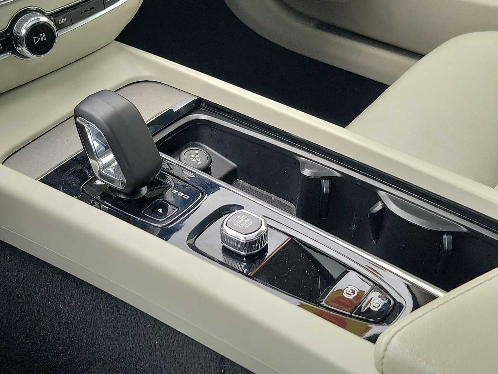 2024 Volvo S60 Plus Dark Theme