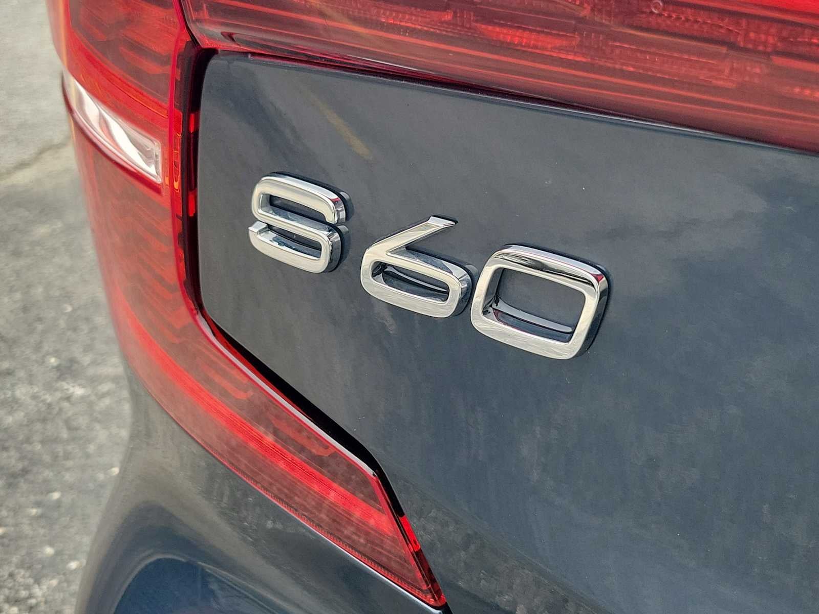 2024 Volvo S60 Plus Dark Theme