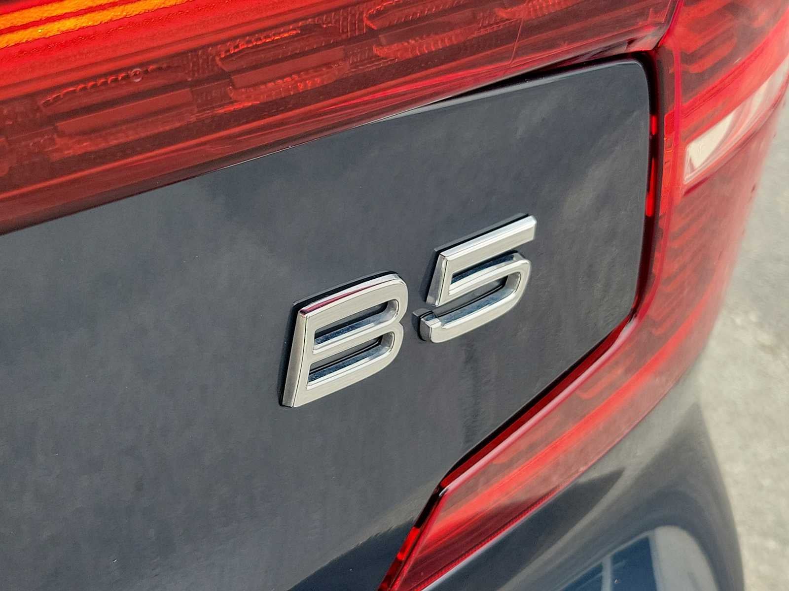 2024 Volvo S60 Plus Dark Theme