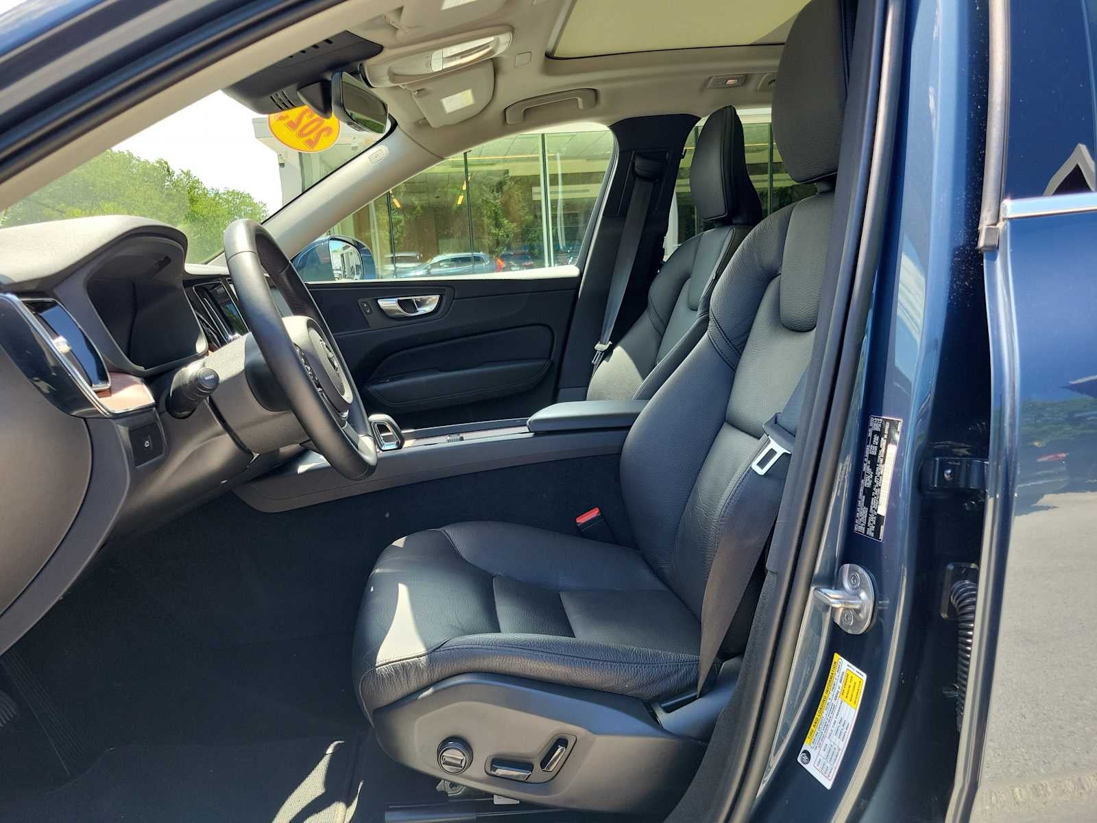 2023 Volvo XC60 Plus Bright Theme