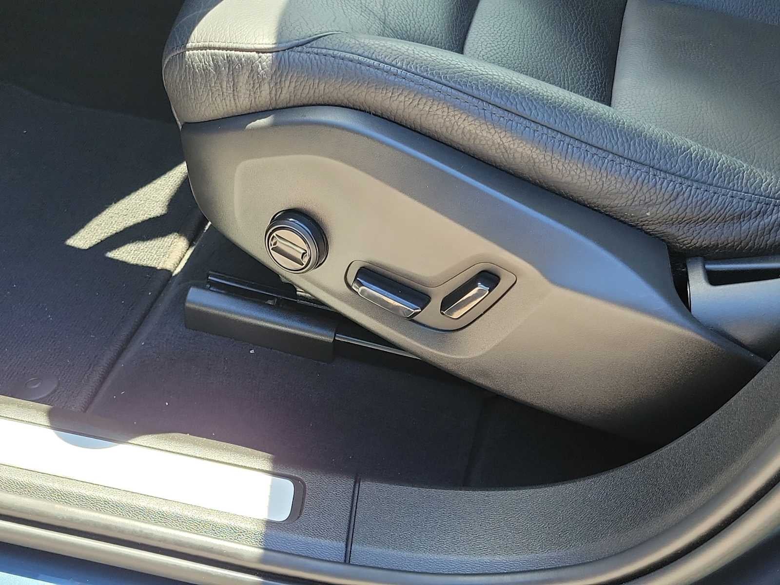 2023 Volvo XC60 Plus Bright Theme