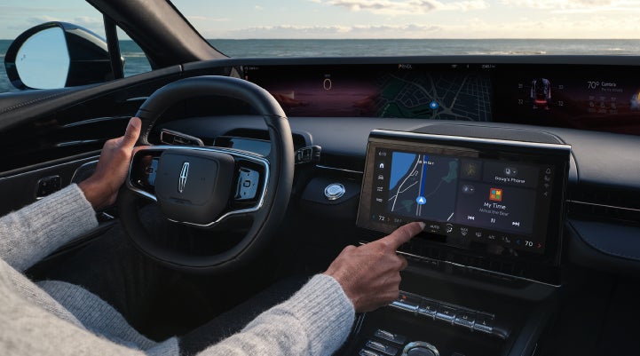 The driver of a 2024 Lincoln Nautilus® SUV interacts with the new Lincoln Digital Experience. | Napleton River Oaks Lincoln in Calumet City IL