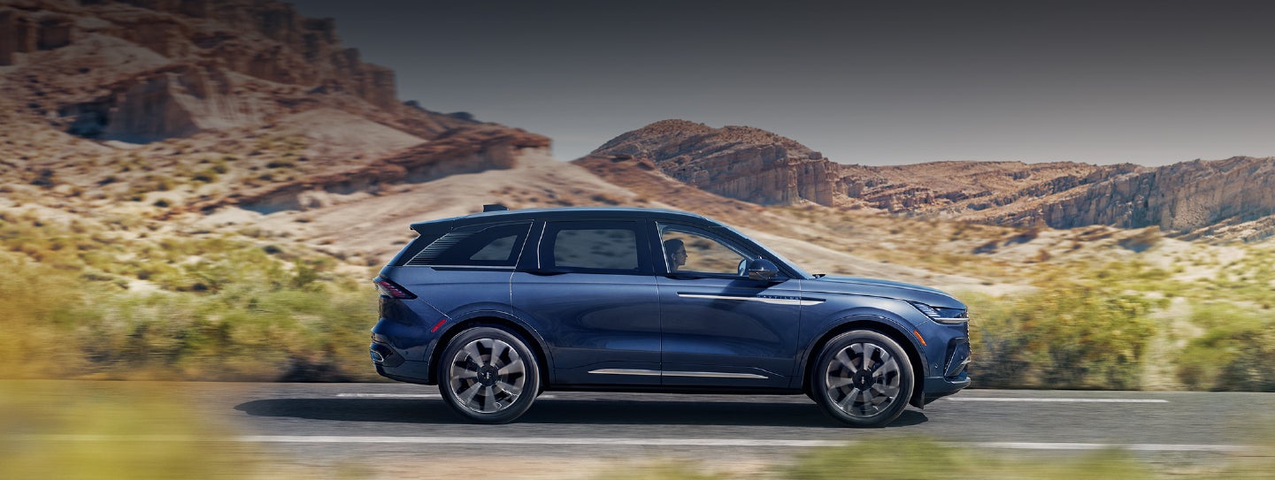 A 2024 Lincoln Nautilus® SUV is being driven in a desert setting. | Napleton River Oaks Lincoln in Calumet City IL