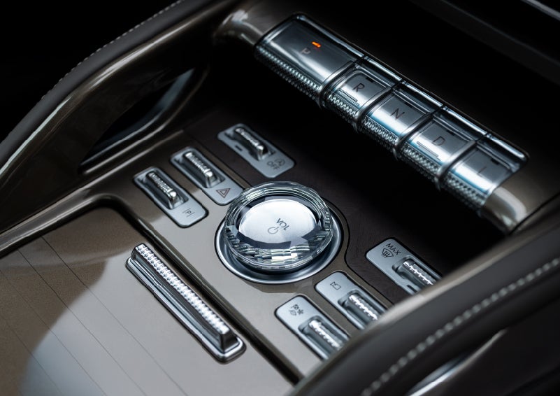 A crystal-inspired volume knob is shown in the center floor console of a 2024 Lincoln Nautilus® SUV. | Napleton River Oaks Lincoln in Calumet City IL