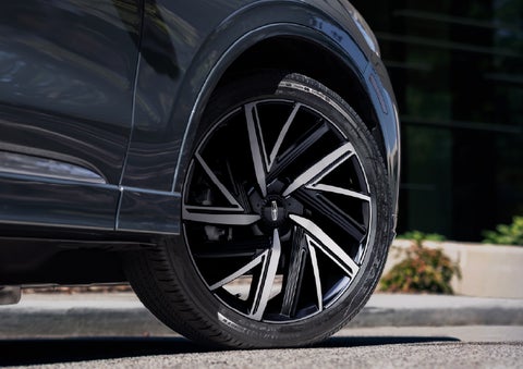 The wheel of the 2026 Lincoln Aviator® SUV is shown slightly angled out | Napleton River Oaks Lincoln in Calumet City IL