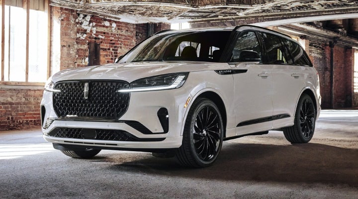 A 2026 Lincoln Aviator® SUV is shown with the available Jet Appearance Package. | Napleton River Oaks Lincoln in Calumet City IL