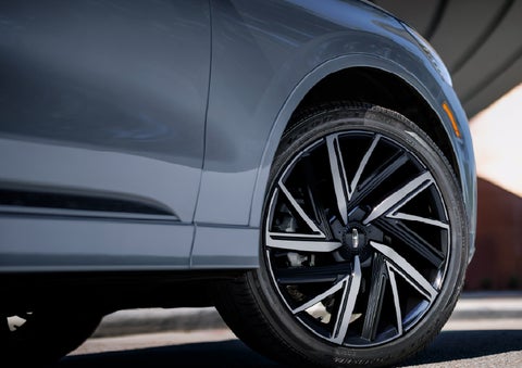 The wheel of the 2027 Lincoln Aviator® Black Label™ SUV is shown slightly angled out. | Napleton River Oaks Lincoln in Calumet City IL